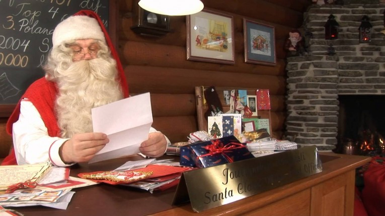 père noel lisant ses lettres